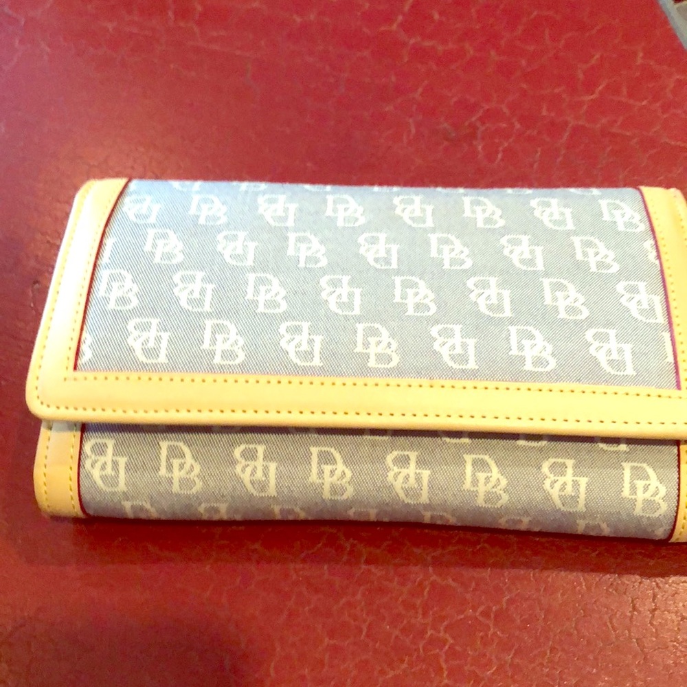 Dooney and Bourke wallet new